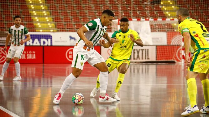 Guilherme conduce el balón ante la presión de la defensa del Jaén Paraíso Interior esta temporada.