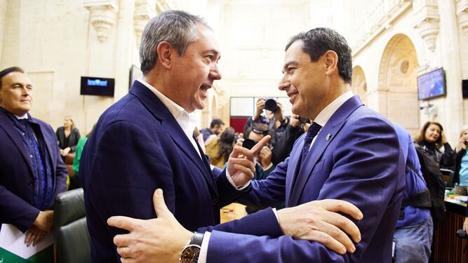 Juan Espadas y Juanma Moreno, en el Parlamento de Andalucía.