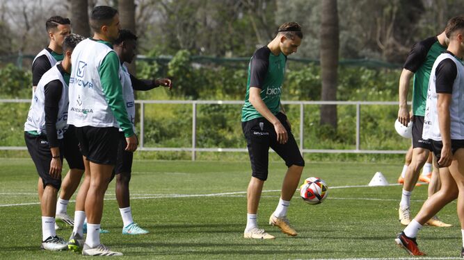 Álex Sala controla un balón, en presencia de sus compañeros, en un entrenamiento del Córdoba CF.