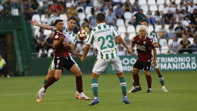 Albarrán pelea por el balón con Chuma en el Córdoba CF - Mérida de la primera vuelta.