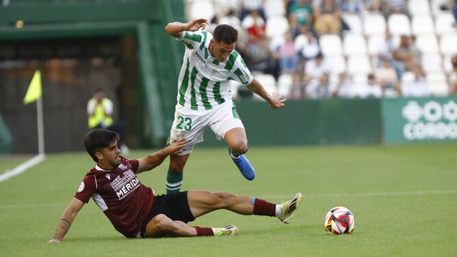 Carracedo intenta superar a un jugador del Mérida en el partido de la primera vuelta en El Arcángel.