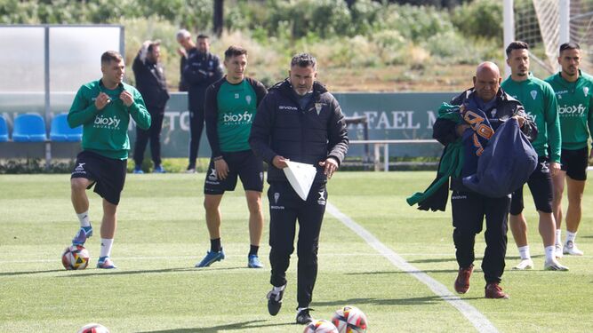 Iván Ania coloca a sus jugadores en un ejercicio durante el entrenamiento del Córdoba CF.