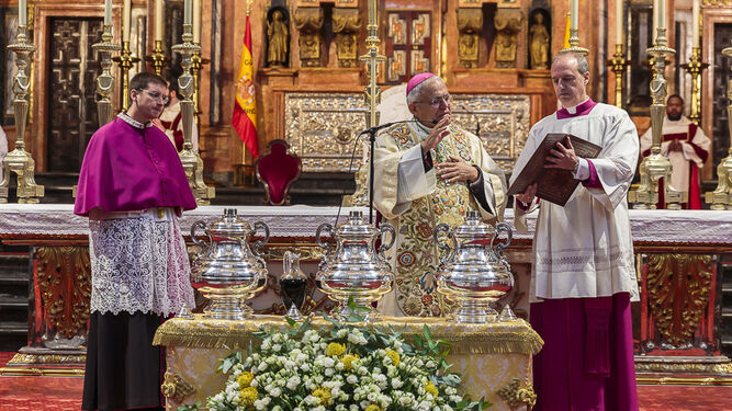 El obispo de Córdoba, Demetrio Fernández, bendice los santos óleos.
