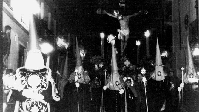 Presidencia del paso en la Semana Santa de 1944.