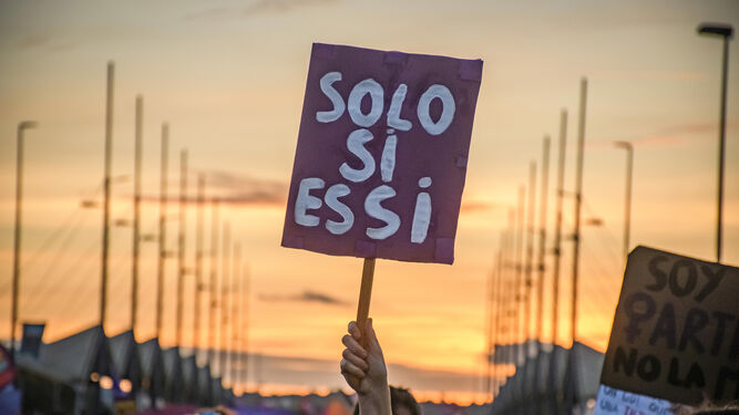 Una manifestante muestra una pancarta con el lema 'Solo sí es sí' durante la marcha del 8-M.