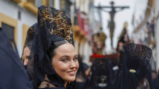 Mujer de mantilla en la procesión de la Hermandad de las Penas de Córdoba