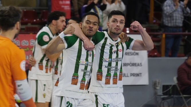 Muhammad y Antoniazzi celebran uno de los goles ante el Betis Futsal.