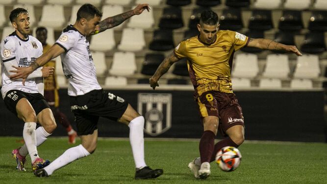 Kuki Zalazar remata a gol en el Mérida - Córdoba CF.