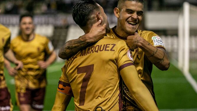 Kike Márquez y Kuki Zalazar celebran un gol en Mérida.