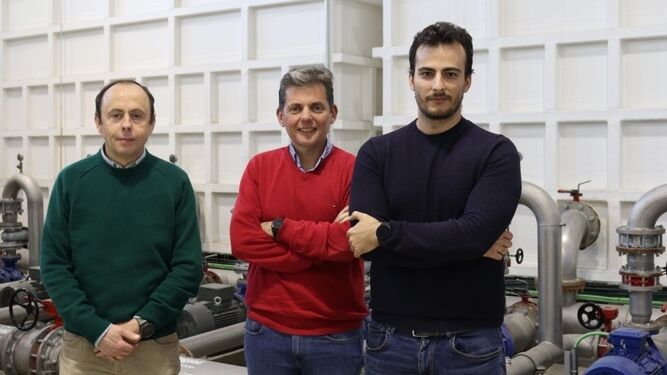 Los investigadores de la UCO Emilio Camacho, Juan Antonio Rodríguez y Rafael González.