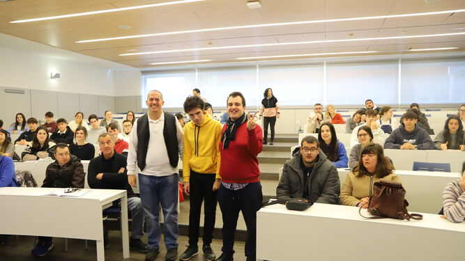 Los jóvenes, profesores por un día, rodeados del alumnado de la Universidad Loyola en Córdoba.