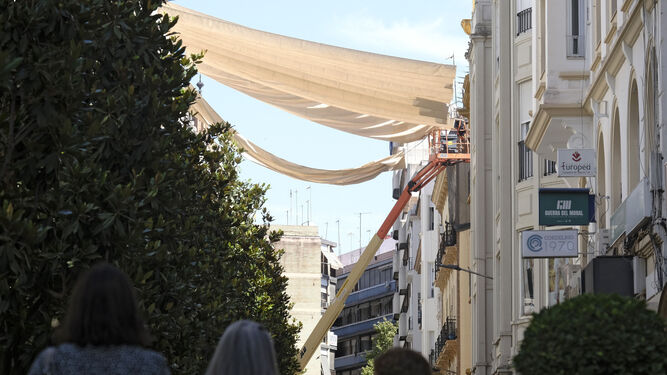 Colocación de los toldos en la calle Cruz Conde, en 2022.