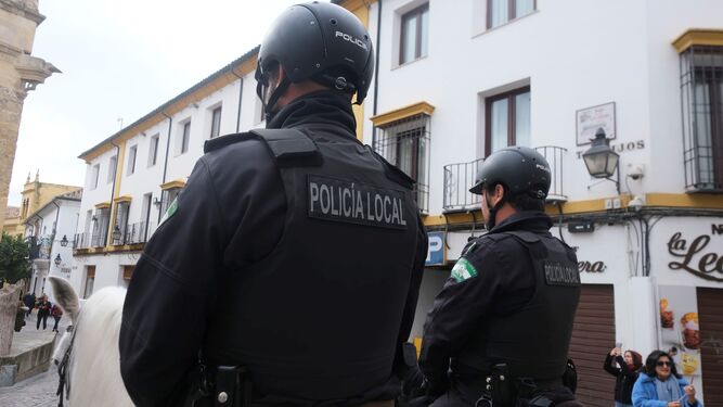 Agentes de la Policía Local en el Casco Histórico de Córdoba.