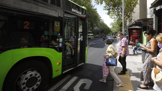 Un autobús de Aucorsa recoge usuarios en una parada.