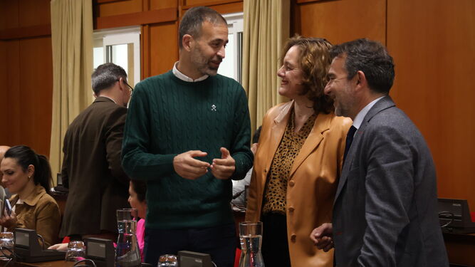 Ángel Ortiz, Isabel Bernal y Joaquín Dobladez, en el último pleno del Ayuntamiento de Córdoba.