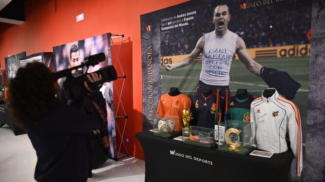 Parte de la exposición 'Leyendas del Deporte' dedicada al Mundial de fútbol de 2010 ganado por España.