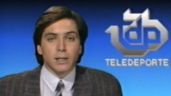 Vicente Vallés, con 25 años, en el programa nocturno 'Teledeporte', de TVE