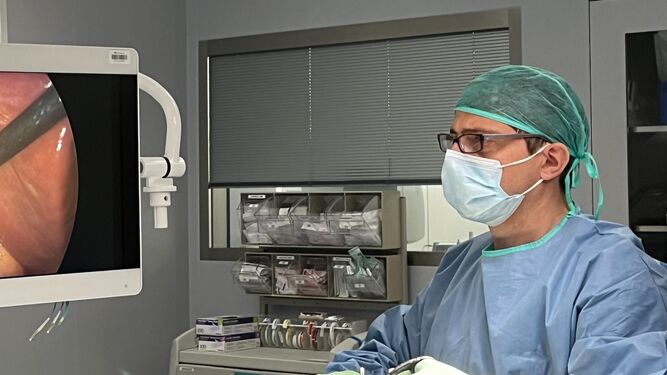 El doctor Sánchez Hidalgo durante una cirugía.