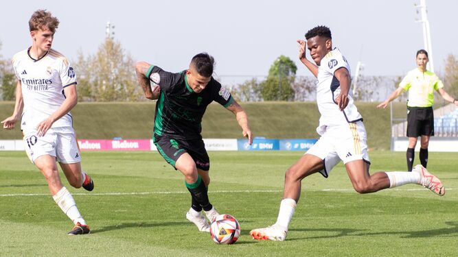 Kuki Zalazar regatea a Marvel en la jugada que propició el 0-2 en el Castilla - Córdoba CF.