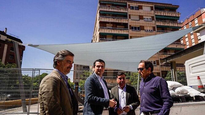 El alcalde de Córdoba, en el centro, durante su visita al colegio Vista Alegre.
