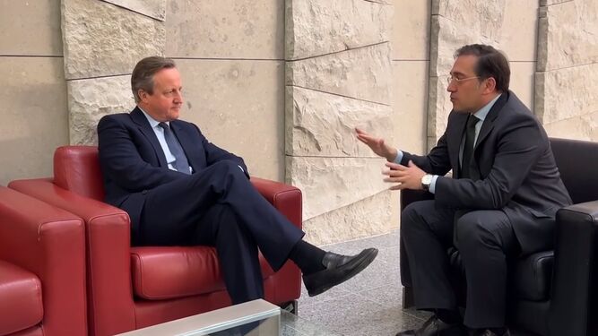 José Manuel Albares y David Cameron