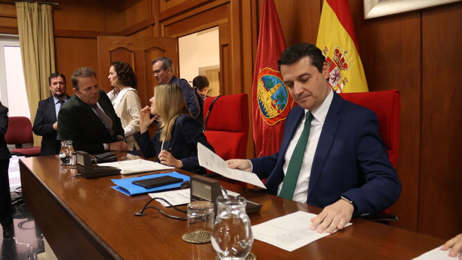 El alcalde, José María Bellido, consulta unos documentos antes del Pleno.