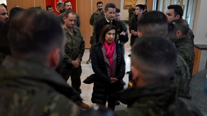 Margarita Robles, en una visita a la base de Cerro Muriano tras la muerte de los dos militares.