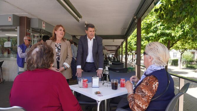 Pedro Fernández y Ana María López charlan con dos vecinas en una cafetería del Figueroa.