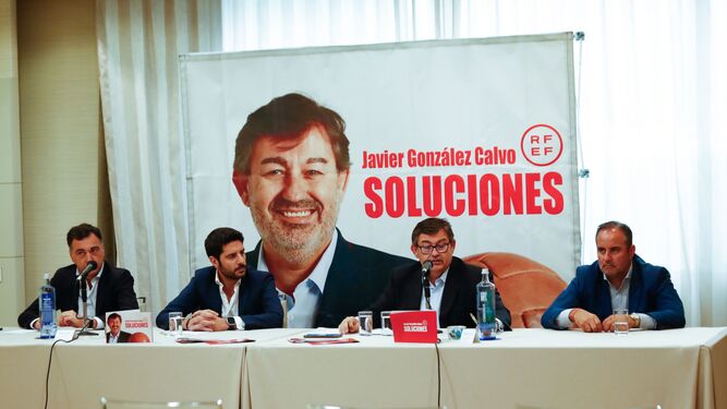 Javier González Calvo, junto a parte de su candidatura.