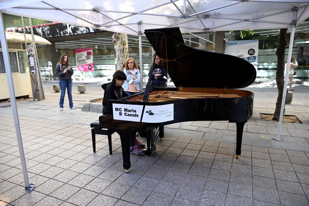 'Pianos en la calle' llena el centro de C&oacute;rdoba de m&uacute;sica, en im&aacute;genes