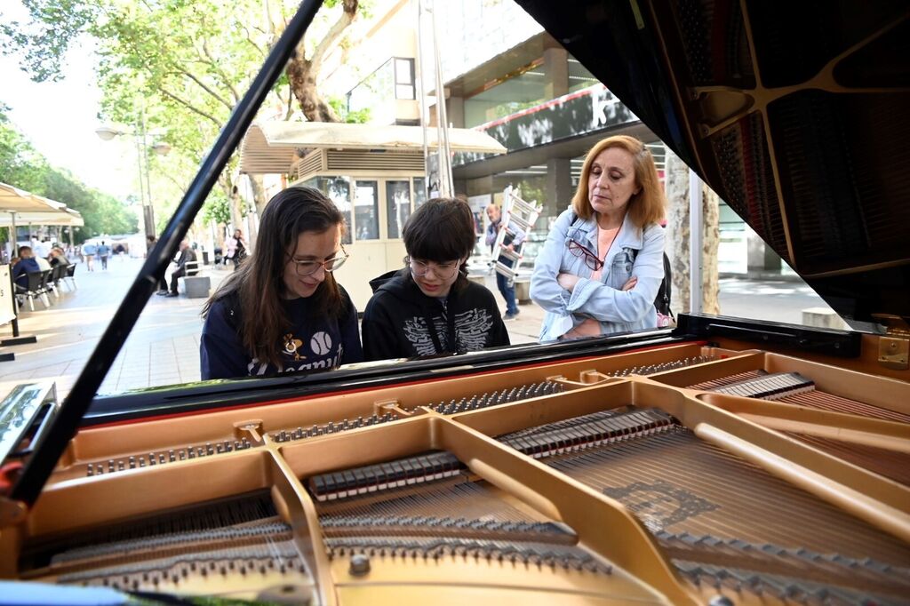 'Pianos en la calle' llena el centro de C&oacute;rdoba de m&uacute;sica, en im&aacute;genes