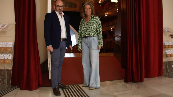 Bernardo Jordano e Isabel Albás, en la entrada de la sala de butacas del Gran Teatro de Córdoba.