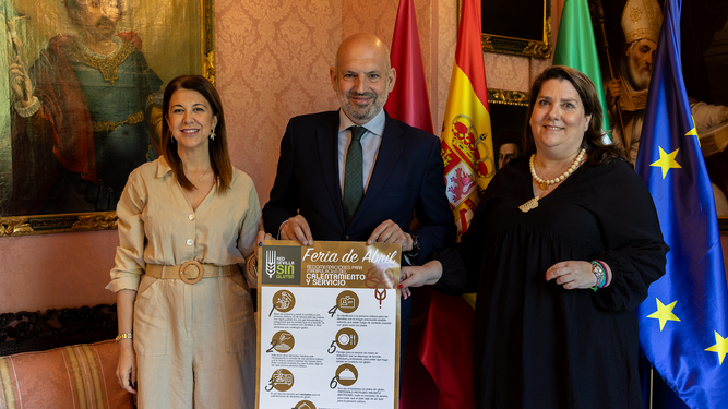 El delegado de Fiestas Mayores, Manuel Alés, la delegada de Salud, Silvia Pozo, y la presidenta de la Asociación Provincial de Celíacos de Sevilla.