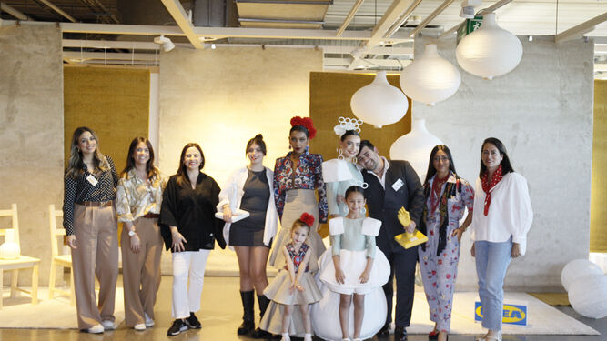 Los ganadores y el jurado de la X ediciñon del certamen de moda flamenca Ikea Sevilla.