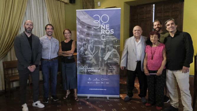 Lorenzo Palomo, a la derecha del cartel, en la presentación de su obra que la Orquesta de Córdoba estrenó en 2022.