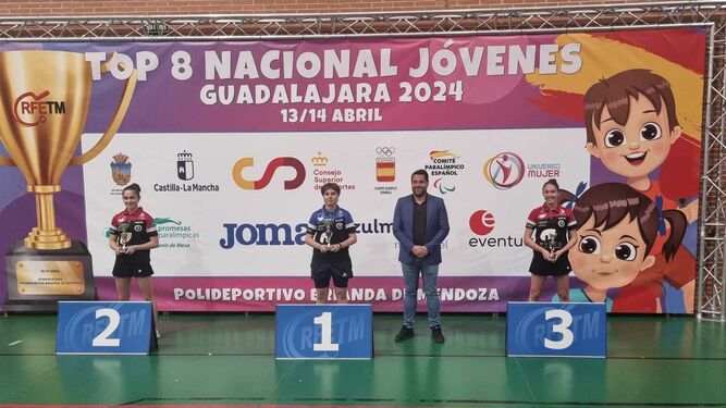 Isabel Conchillo posa en el podio junto a Sofía Couce y Julia Martín.