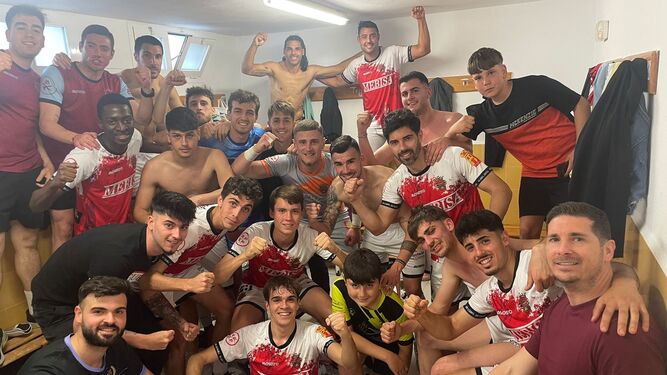 Los jugadores del Atlético Espeleño celebran la victoria sobre el Ayamonte.