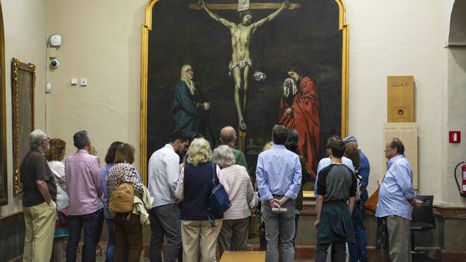 Asistentes a la vista guiada al Museo de Bellas Artes de Córdoba este domingo.