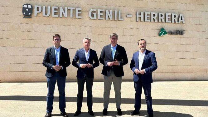 ´Los alcaldes de Puente Genil y Herrera en la estación del AVE.