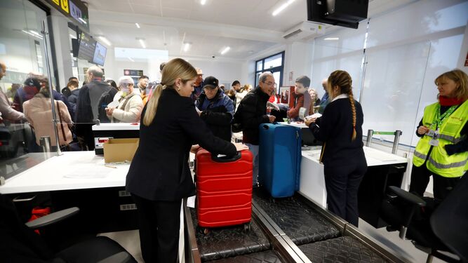 Control de equipaje en el aeropuerto de Córdoba en el vuelo chárter a Praga del pasado diciembre.