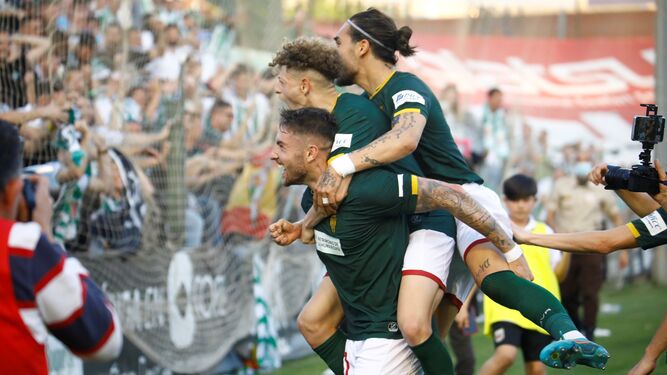 Casas celebra su gol en Mérida junto a Simo y Gudelj.
