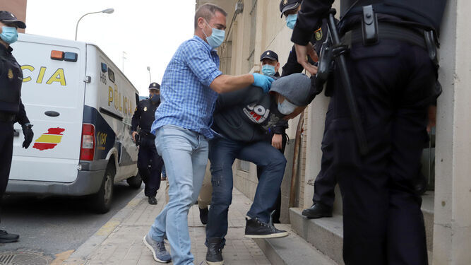 Llegada al Palacio de Justicia de Huelva del presunto decapitador de Halloween, acompañado por la Policía Nacional.
