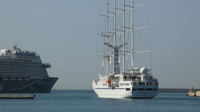 'Wind Star' saliendo y 'Mein Schiff 1' atracado en la jornada crucerista del lunes 15 de abril.