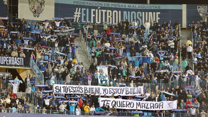 Aficionados del Málaga animan en La Rosaleda durante el duelo de la primera vuelta.