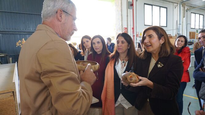 La consejera de Empleo, Rocío Blanco, en una visita a los actos del 30 aniversario de la Escuela de la Madera.