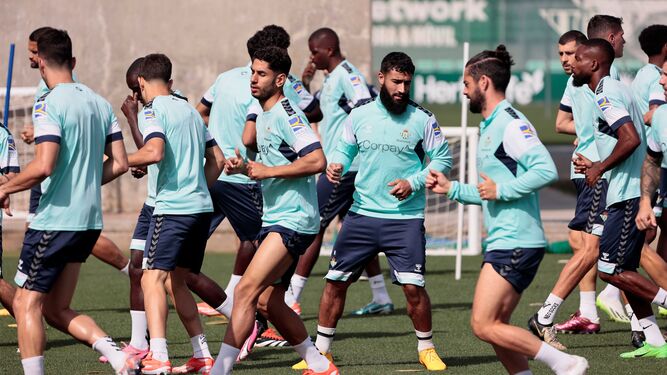 La plantilla del Betis calienta en el último entrenamiento en la Ciudad Deportiva Luis del Sol antes de emprender rumbo a Valencia desde el aeropuerto de Sevilla.