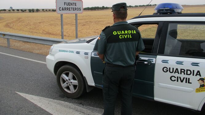 Una patrulla del puesto de la Guardia Civil de Fuente Palmera.