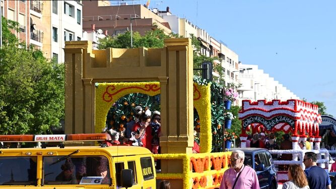 Las carrozas de la Romería de Santo Domingo, a su salida.