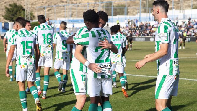 Los jugadores del Córdoba CF celebran el gol de Albarrán ante el Intercity.
