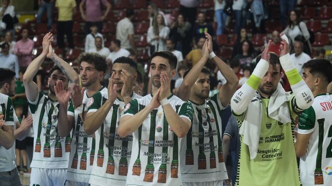 Los jugadores del Córdoba Futsal se despiden de sus aficionados en Vista Alegre.